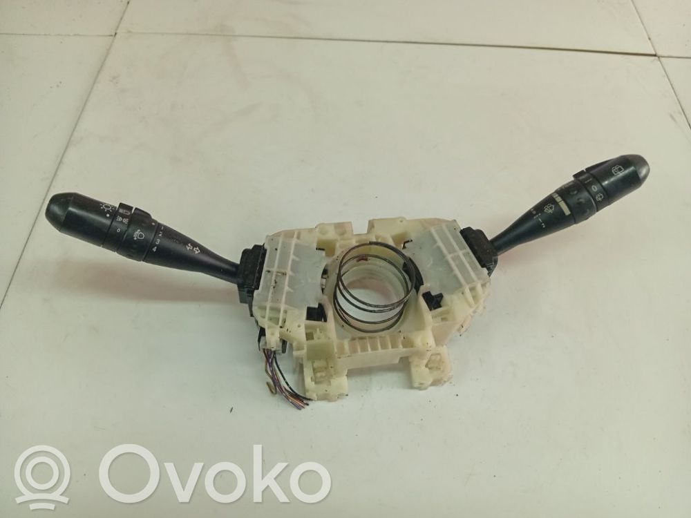 Mitsubishi Colt Commodo, commande essuie-glace/phare 