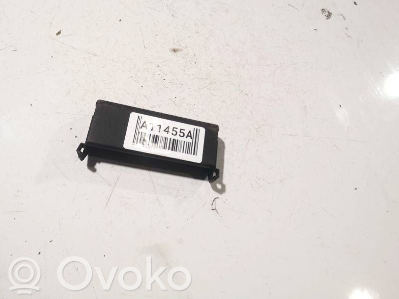 Opel Astra J Couvercle de boîte à fusibles