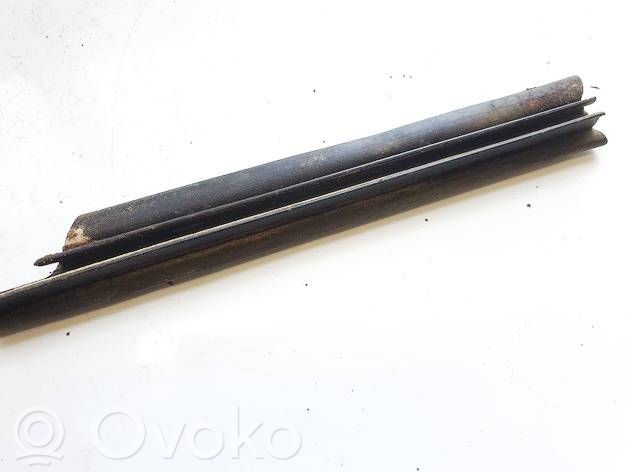 Opel Astra H Moulure de vitre de la porte avant