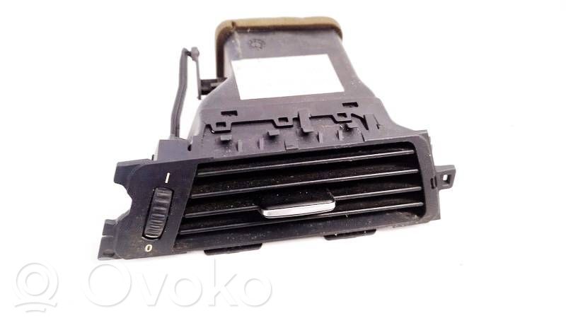 Grille d'aération centrale   915116701,6422915116701,1448210,14482110,6422915116701,7132846,915116701,E3222