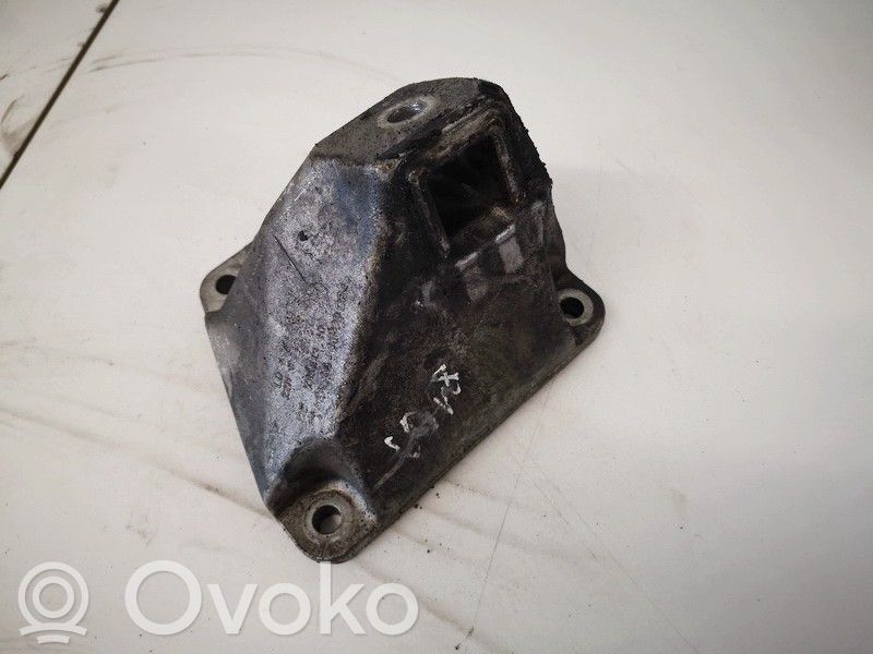Engine mounting bracket   6795958,6781242,6781242,6795958