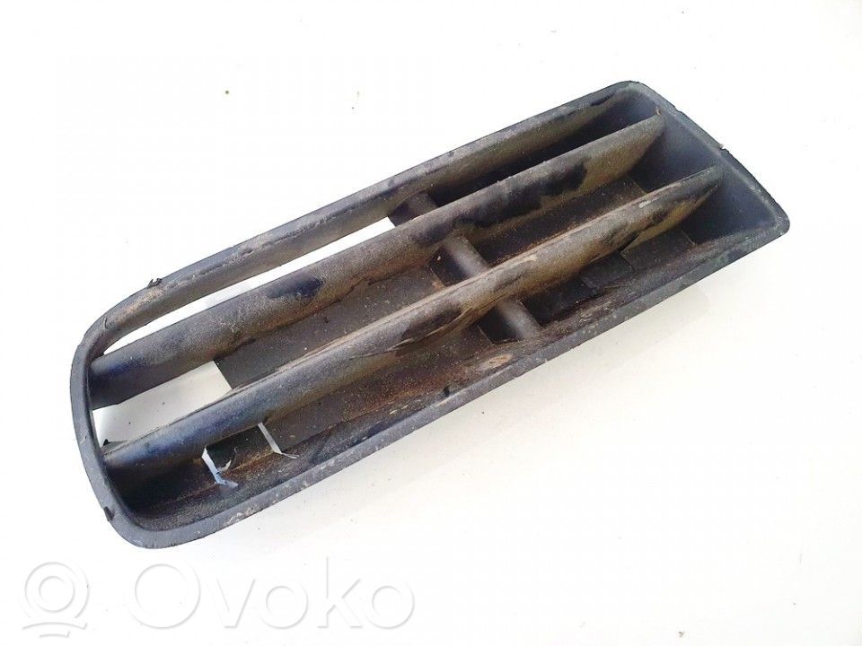 Volkswagen Golf IV Grille inférieure de pare-chocs avant 