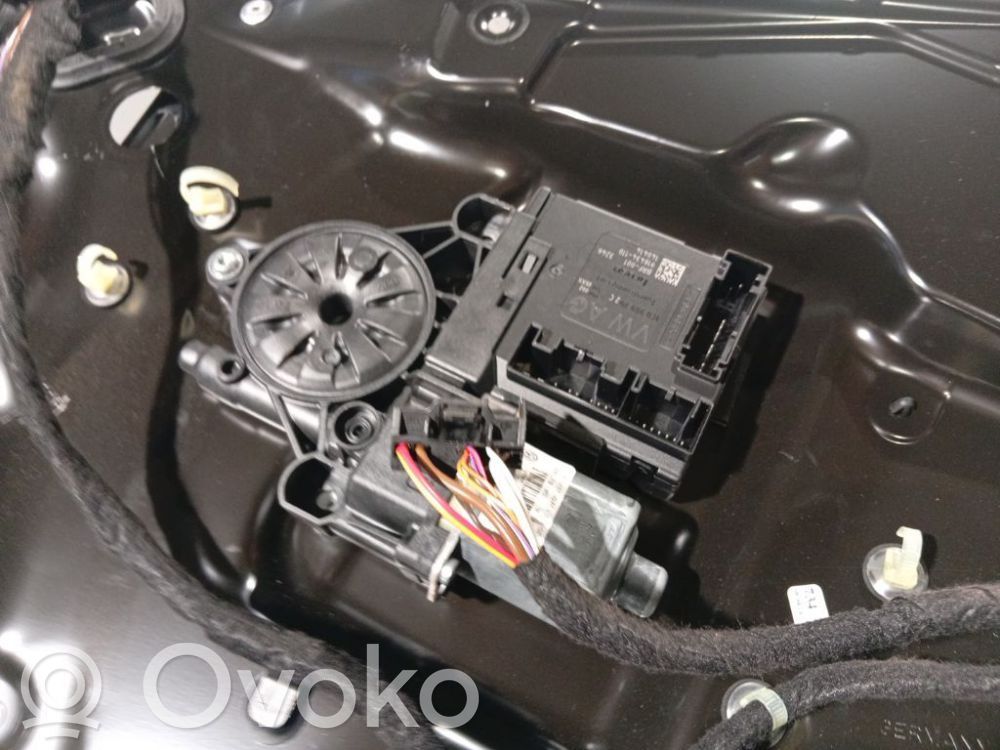Volkswagen PASSAT B7 Moteur de lève-vitre de porte avant