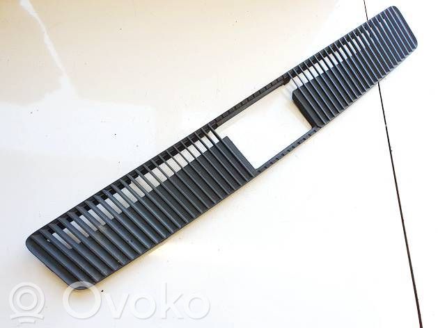 Grille d'aération centrale   9180760,230635620,9180760