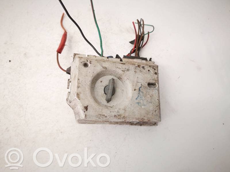 Audi 80 90 B3 Takavalon polttimon suojan pidike 