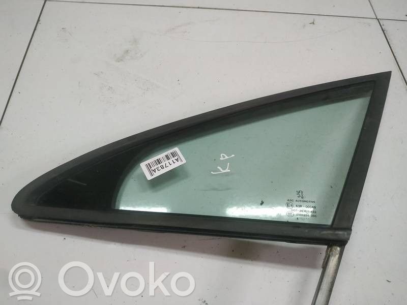 Peugeot 407 Vetro del deflettore della portiera anteriore - quattro porte