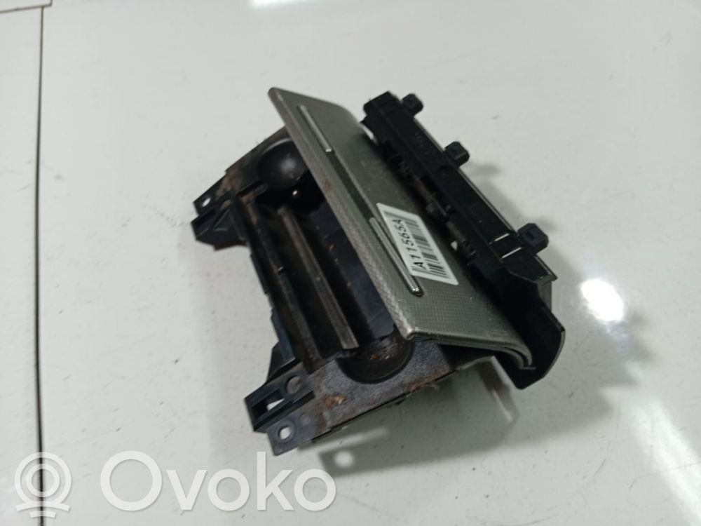 Audi A4 S4 B6 8E 8H Auton tuhkakuppi 