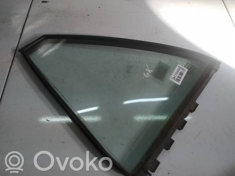 Toyota Avensis T250 Ventanilla de ventilación de la puerta trasera 