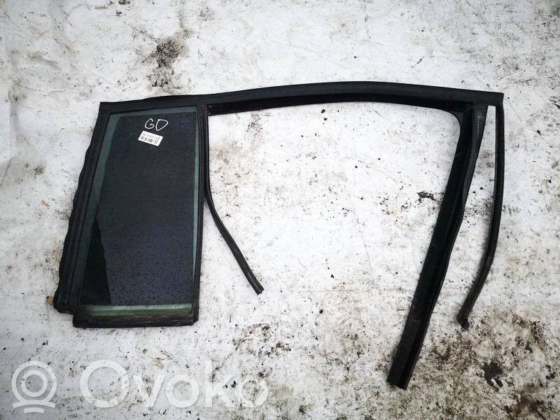 Volkswagen Touran I Ventanilla de ventilación de la puerta trasera