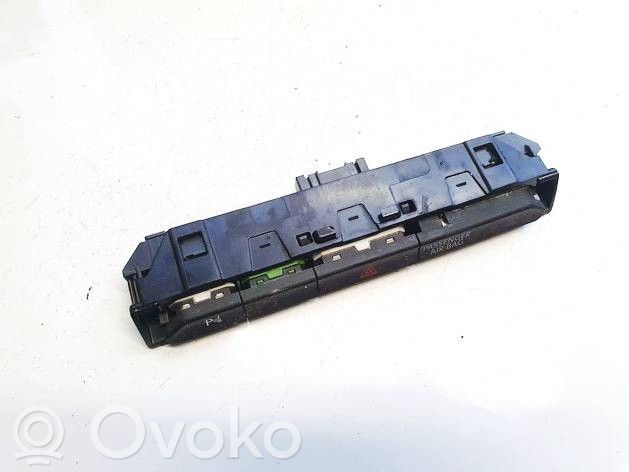 Volkswagen PASSAT B8 Interruttore luci di emergenza 