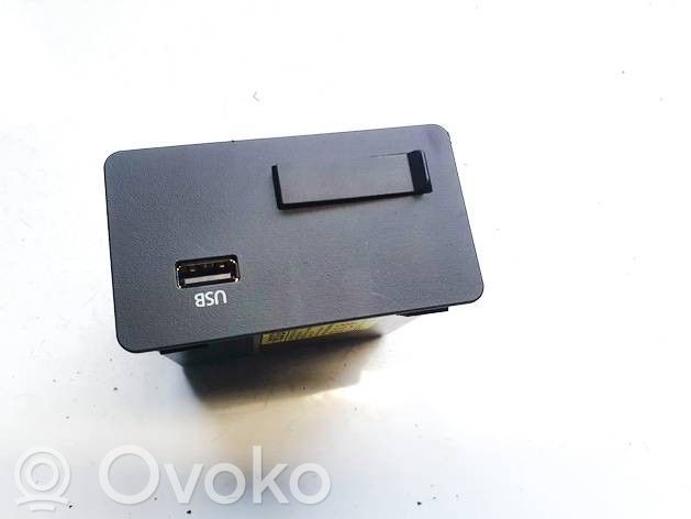 Mazda 3 Gniazdo / Złącze USB 