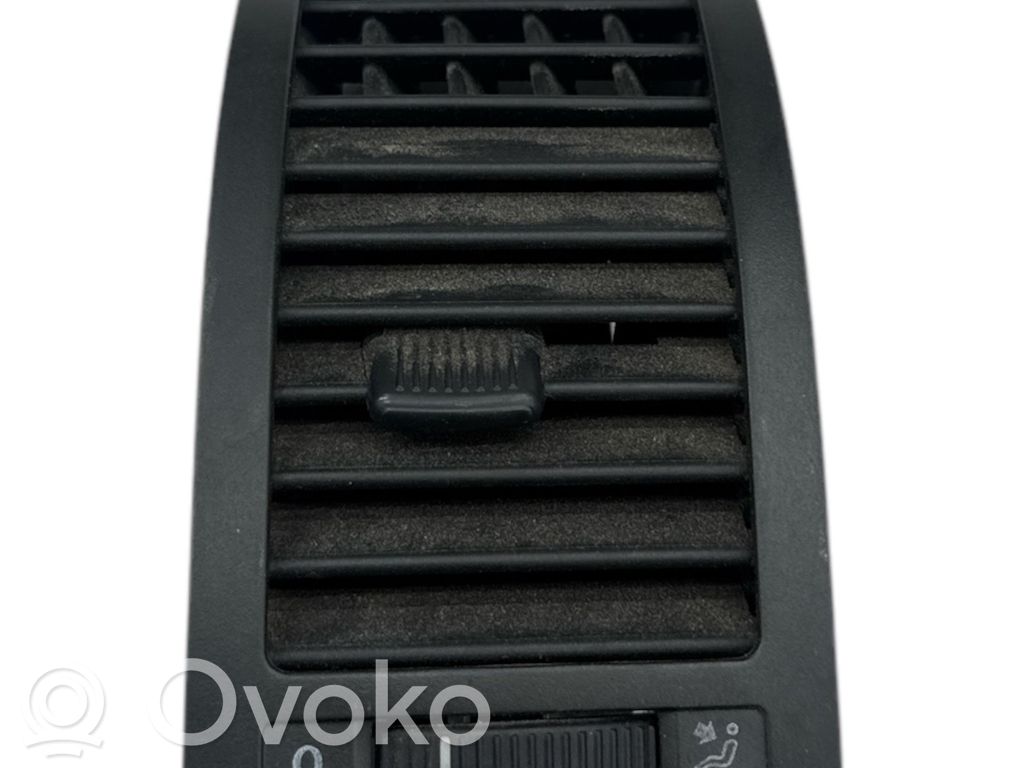 Volkswagen Polo IV 9N3 Grilă ventilație/ramă laterală bord 