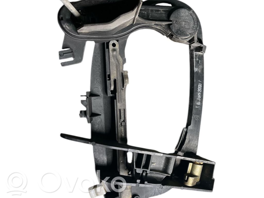 Front door exterior handle/bracket   7013701