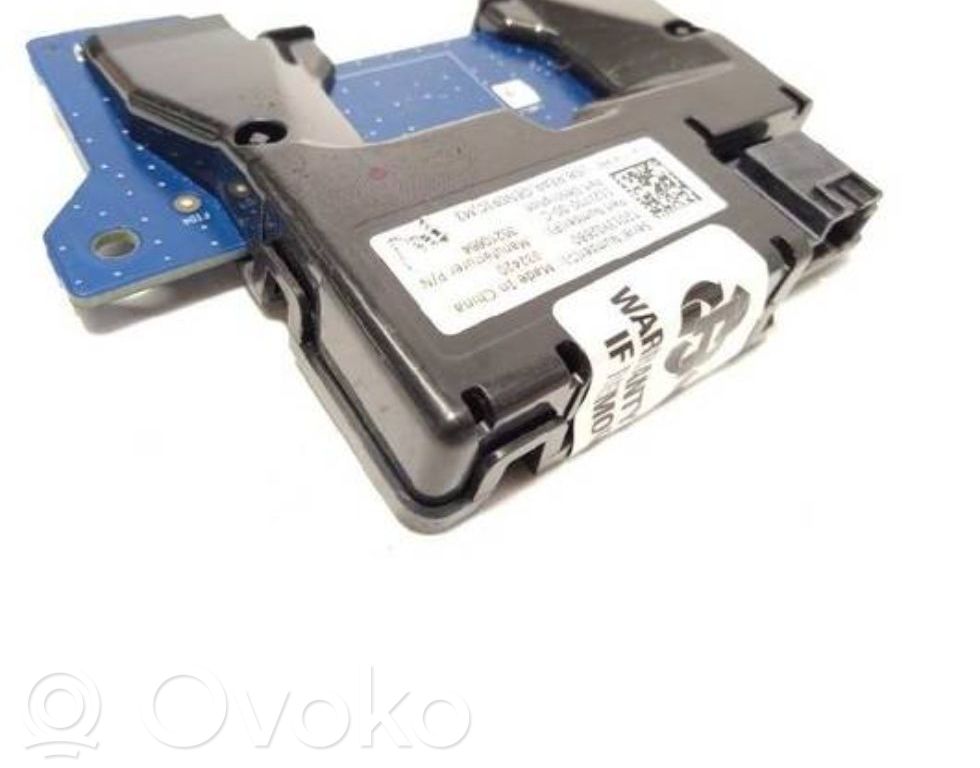 Tesla Model 3 USB-pistokeliitin 