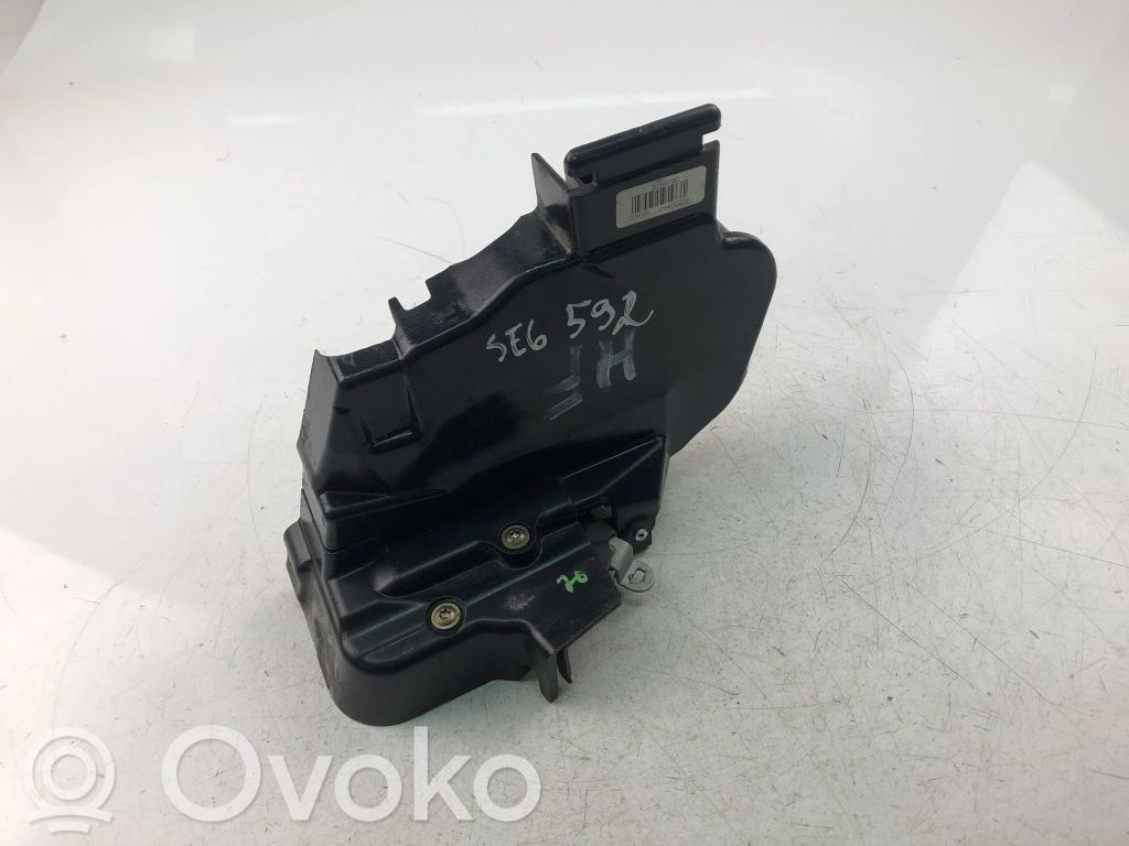 Volvo V50 Coupe-mallin oven lukko (kahvan vieressä) 