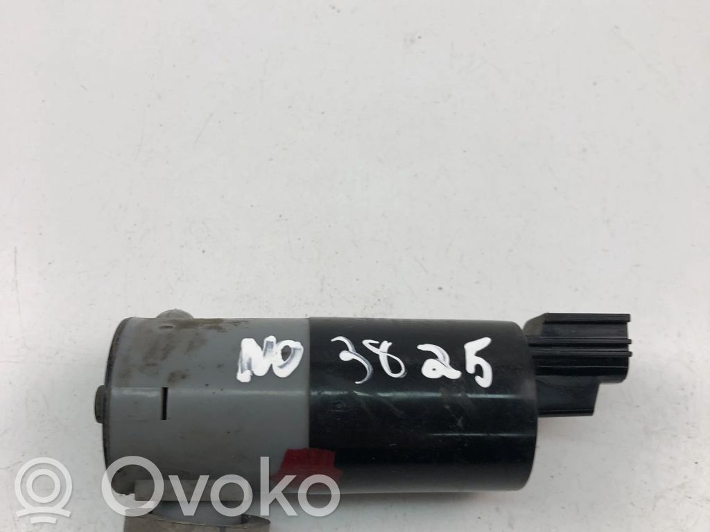 Volvo XC40 Windscreen/windshield washer pump 