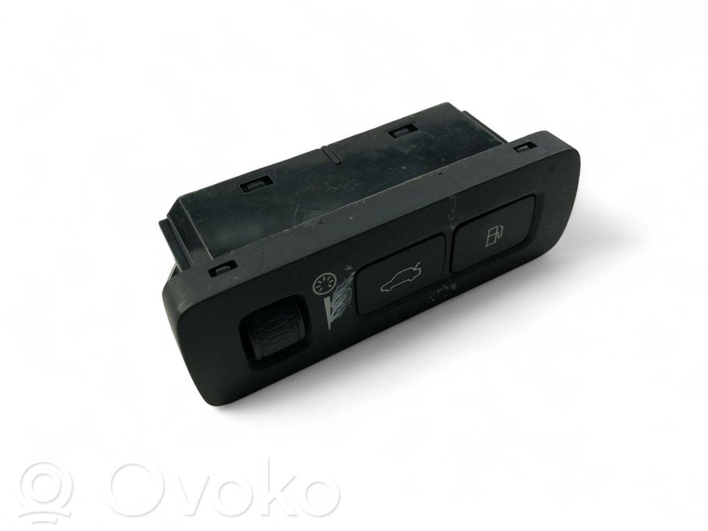 Volvo XC40 Tailgate/boot open switch button 