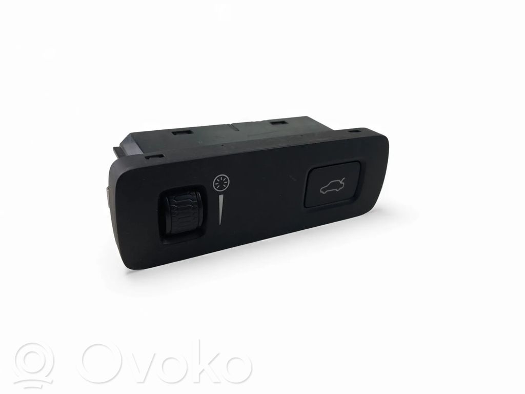 Tailgate/boot open switch button   P31376510