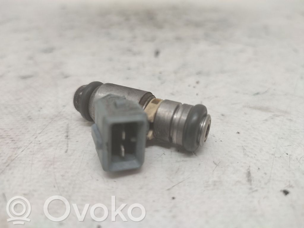 Renault Laguna I Fuel injector 