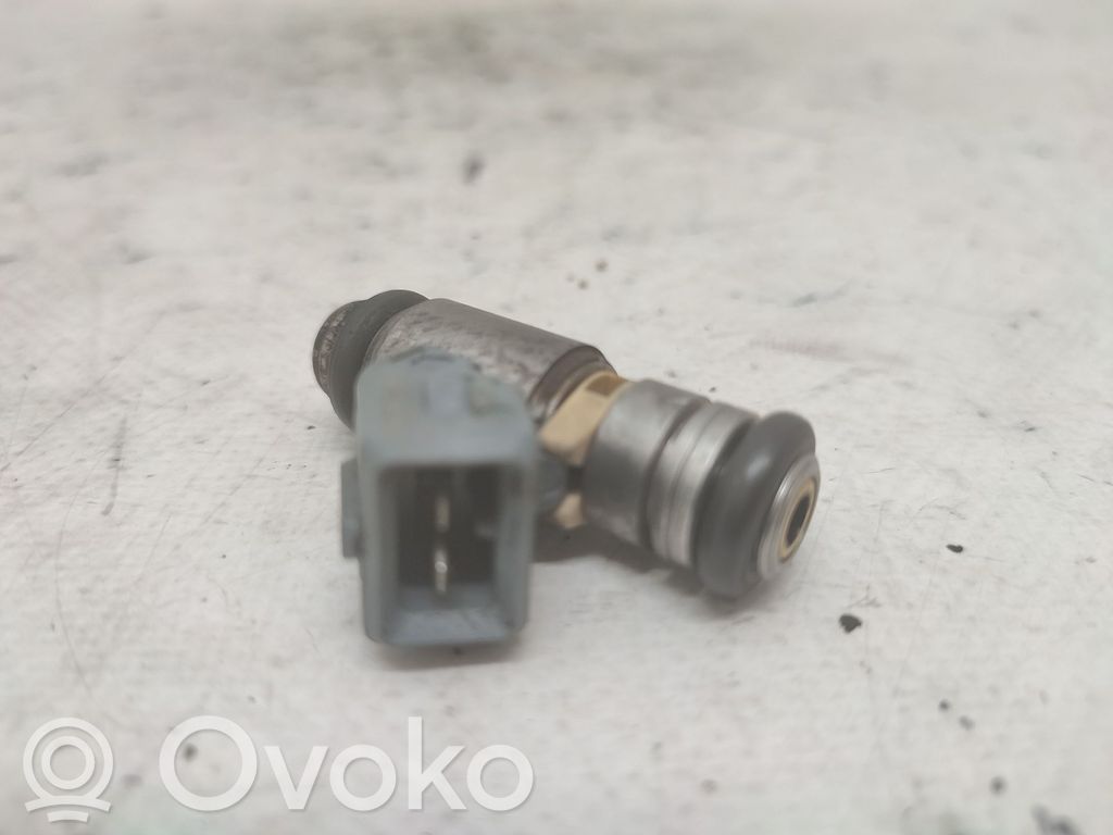Renault Laguna I Fuel injector 