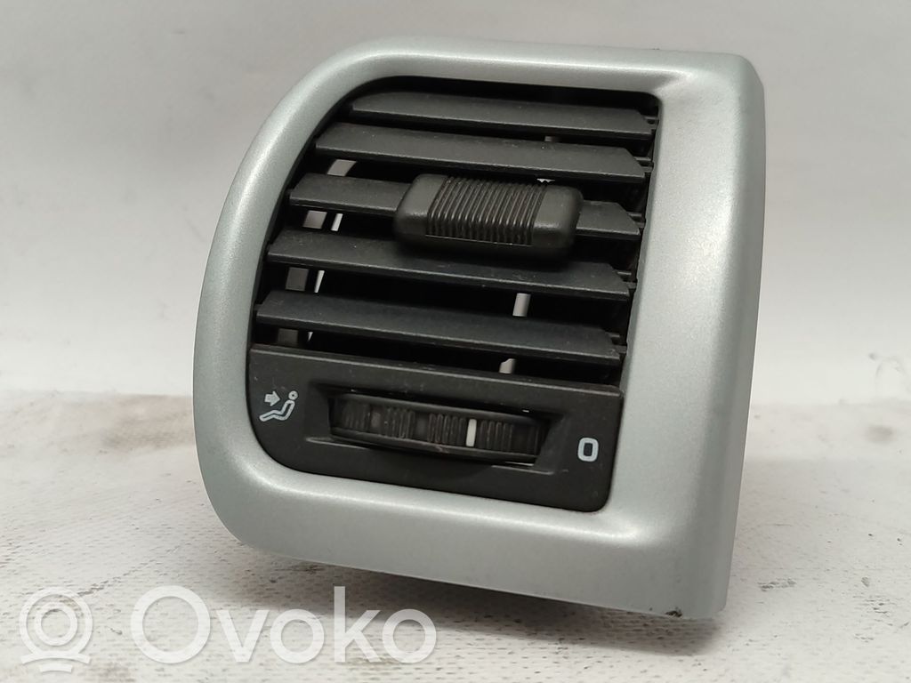 Skoda Fabia Mk2 (5J) Dysze / Kratki środkowego nawiewu deski rozdzielczej 