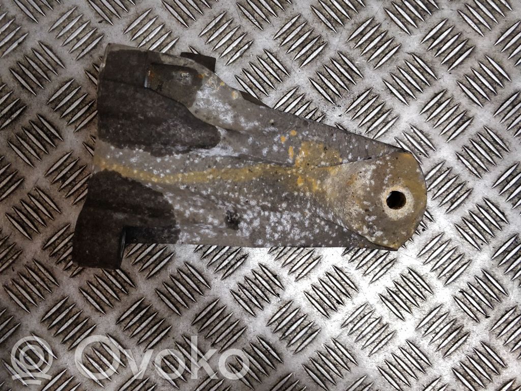 Engine mounting bracket   10757A