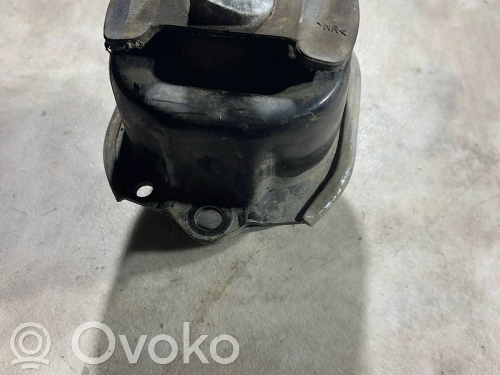 Engine mount bracket   678104101