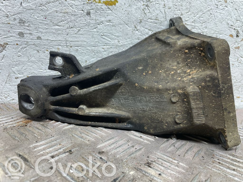 BMW 5 E39 Engine mounting bracket 