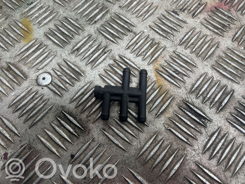 BMW 5 E39 Fuel distributor 