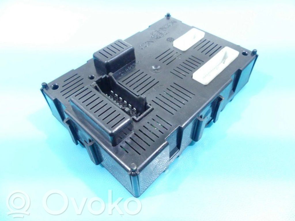 Nissan Note (E11) Korin keskiosan ohjainlaite 