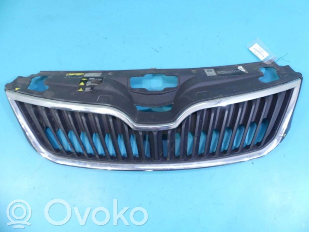 Skoda Rapid (NH) Etupuskurin ylempi jäähdytinsäleikkö 