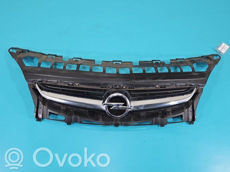 Opel Astra J Etupuskurin ylempi jäähdytinsäleikkö 