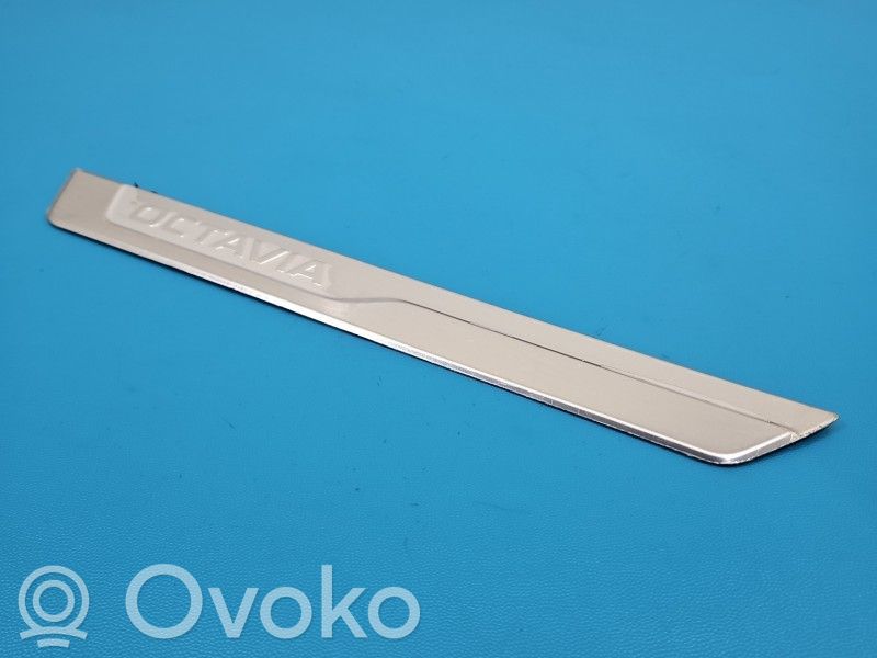 Skoda Octavia Mk4 Rivestimento vano piedi laterale 