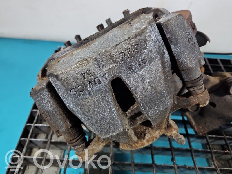 Toyota Auris E180 Pinza del freno anteriore 