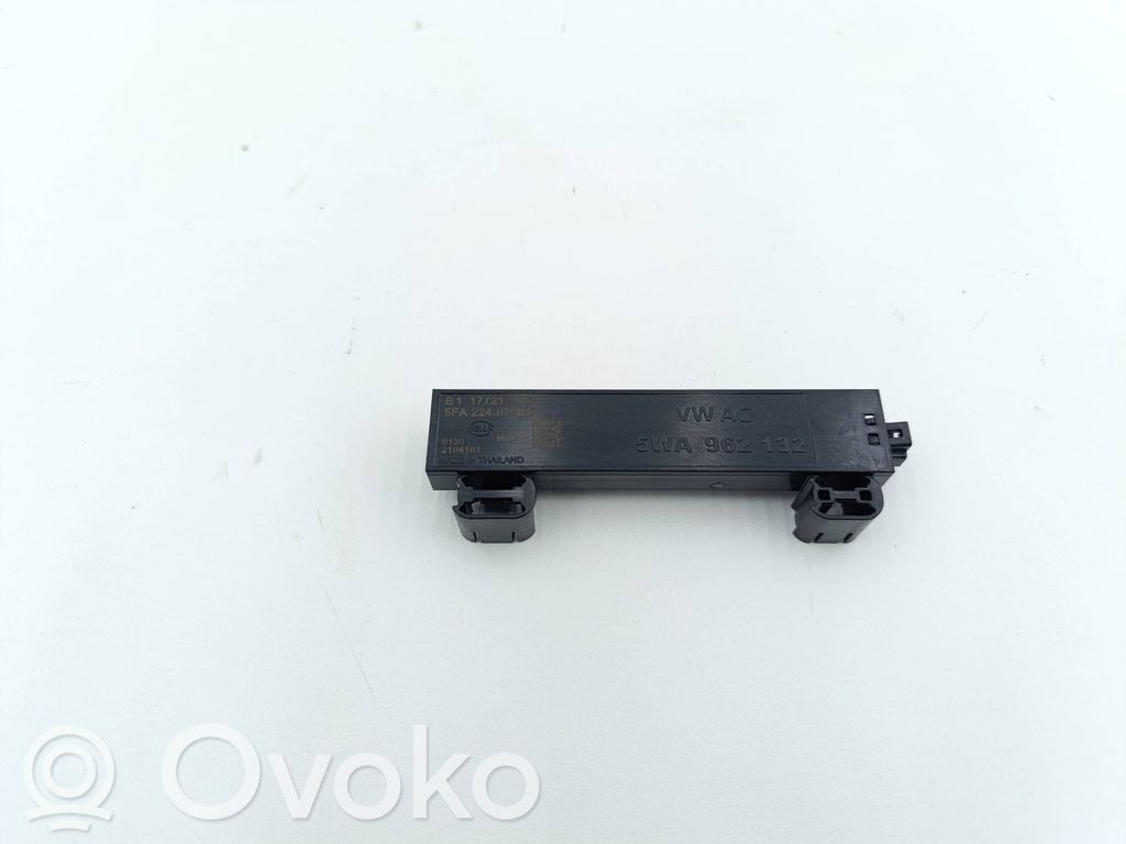 Audi Q4 Sportback e-tron Keyless system antenna 