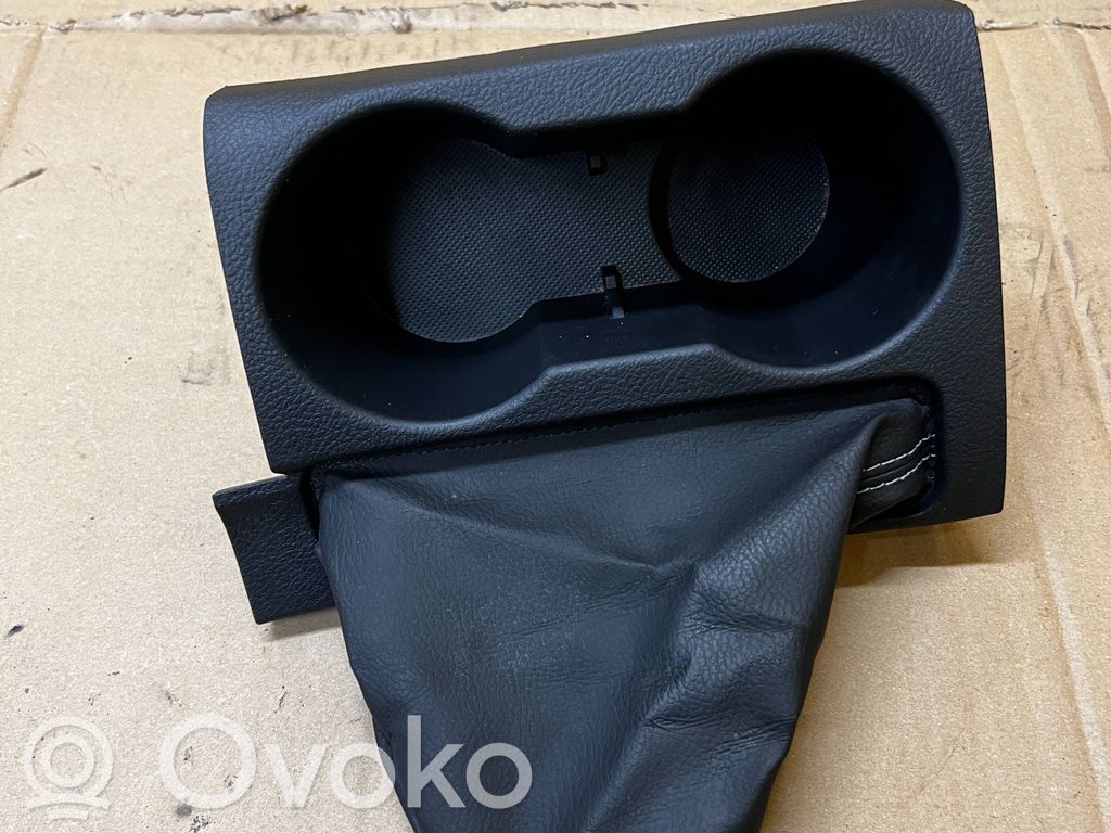 Toyota Auris E180 Mukiteline edessä 