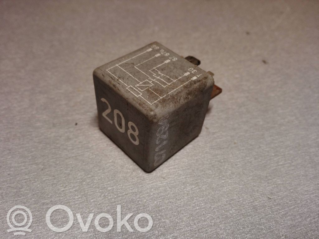 Audi A6 S6 C5 4B Inne przekaźniki 