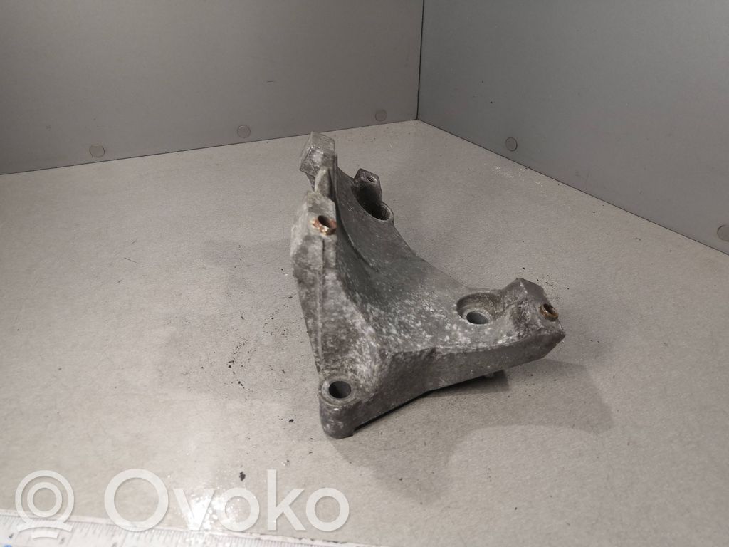 Engine mounting bracket   4670717