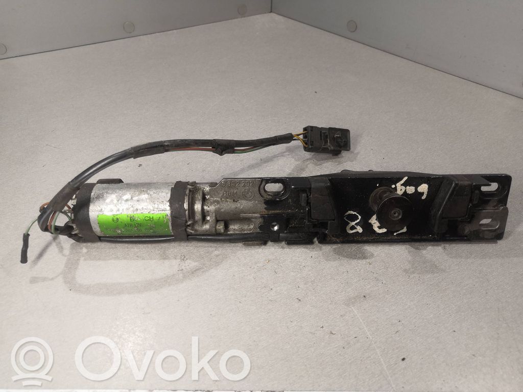 BMW 7 E38 Aizmugurējā pārsega pievilcējs 