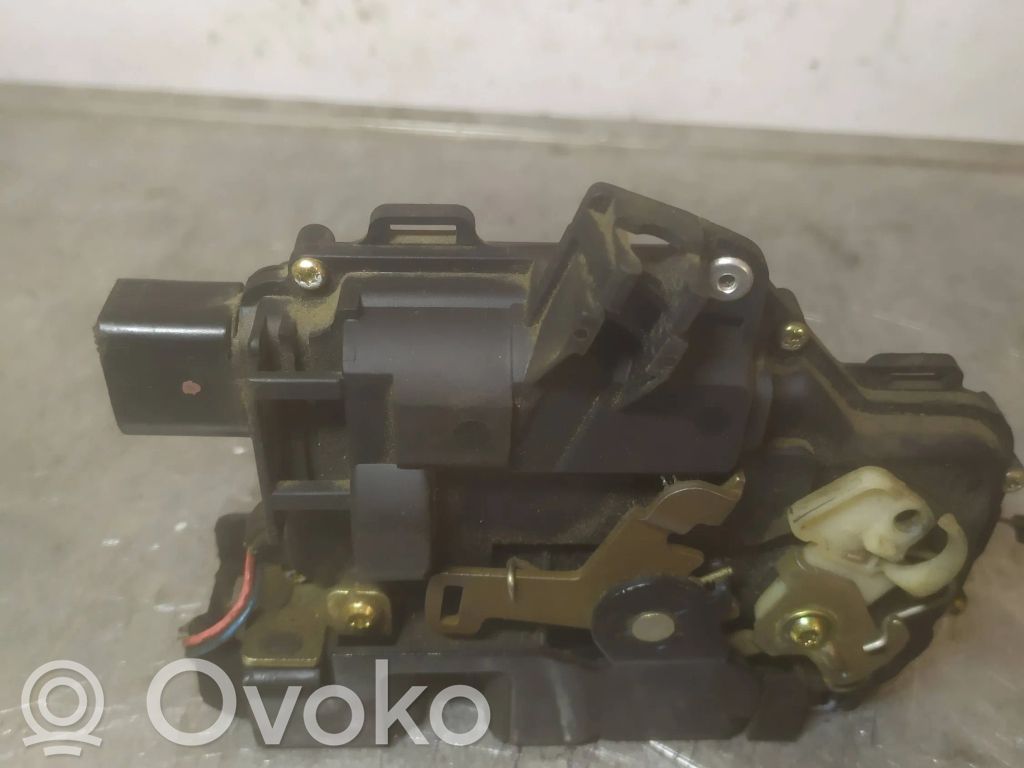 Volkswagen PASSAT B5.5 Zamek drzwi przednich 