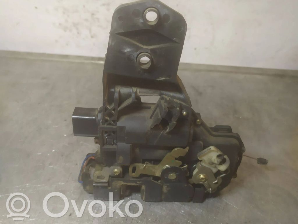 Volkswagen PASSAT B5.5 Zamek drzwi przednich 