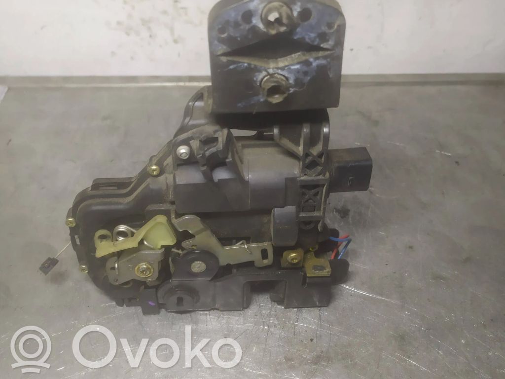 Volkswagen PASSAT B5.5 Zamek drzwi tylnych 