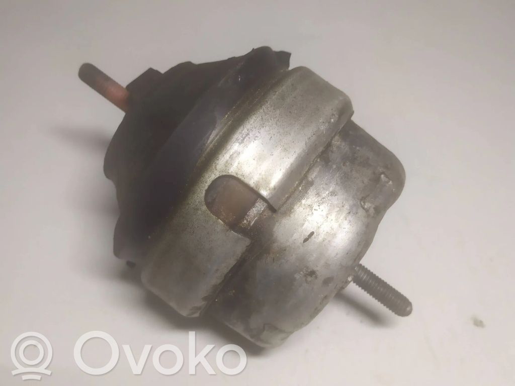 Volkswagen PASSAT B5.5 Engine mount bracket 