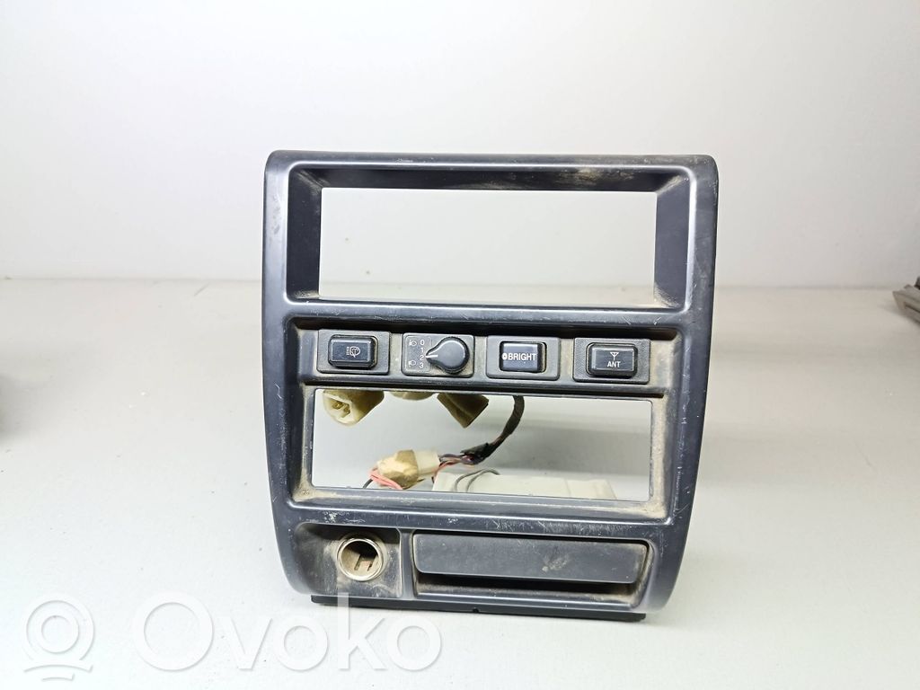 Subaru Forester SF Mascherina unità principale autoradio/GPS 