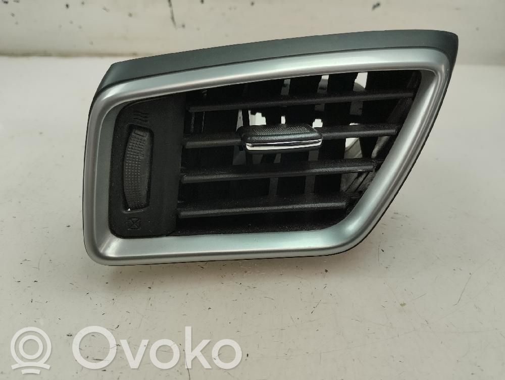 Nissan Qashqai Rejilla de ventilación central del panel 