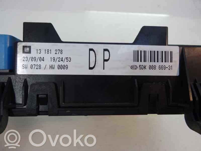 Opel Astra H Ramka / Moduł bezpieczników 