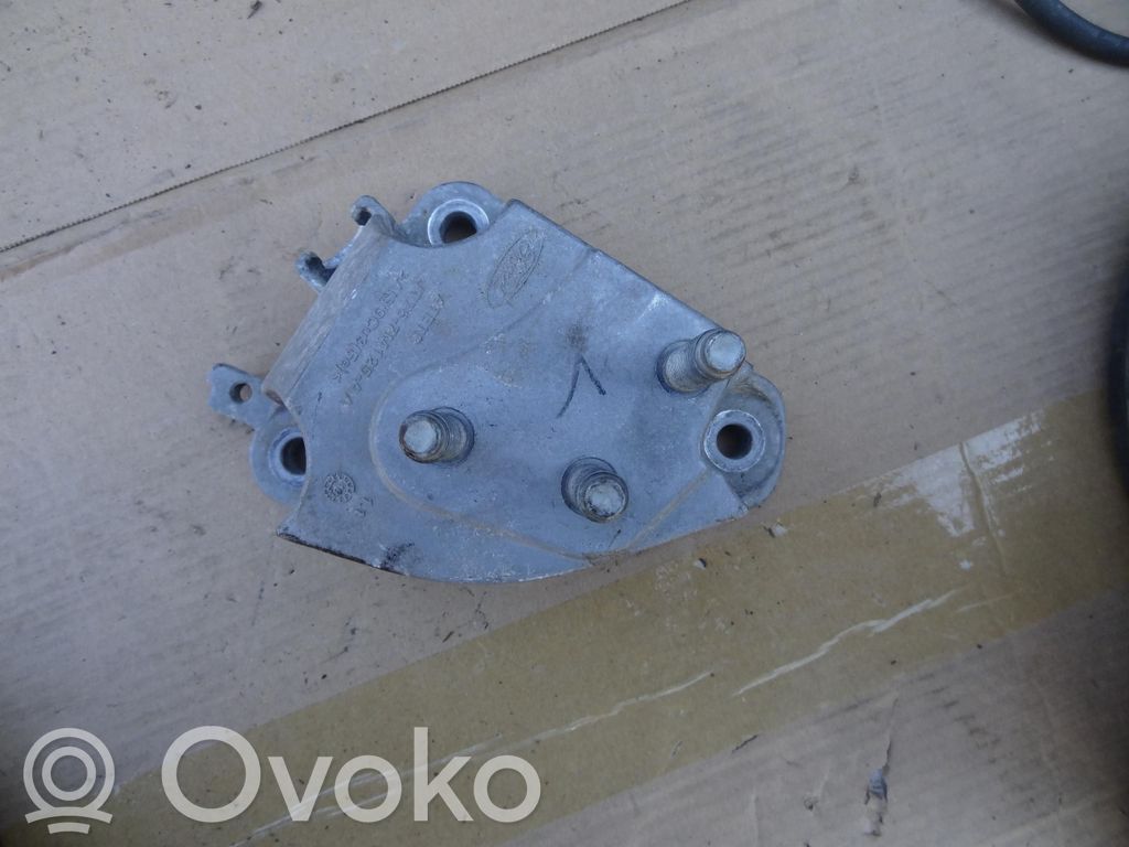 Ford Focus Engine mounting bracket 