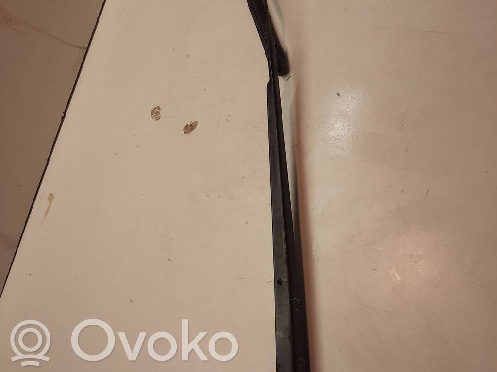 Front wiper blade arm