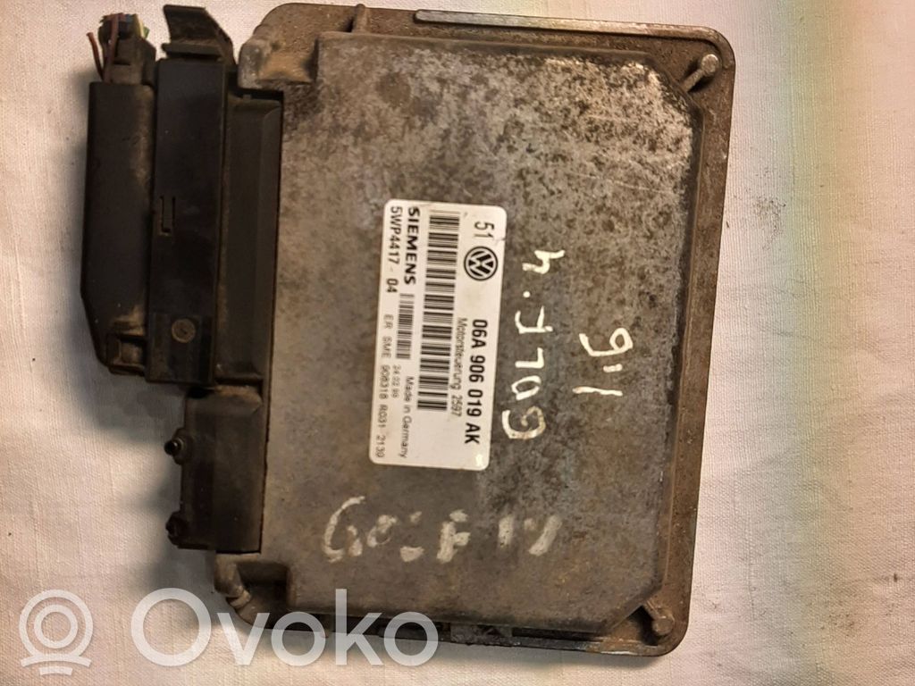 Volkswagen Golf IV Engine control unit/module 