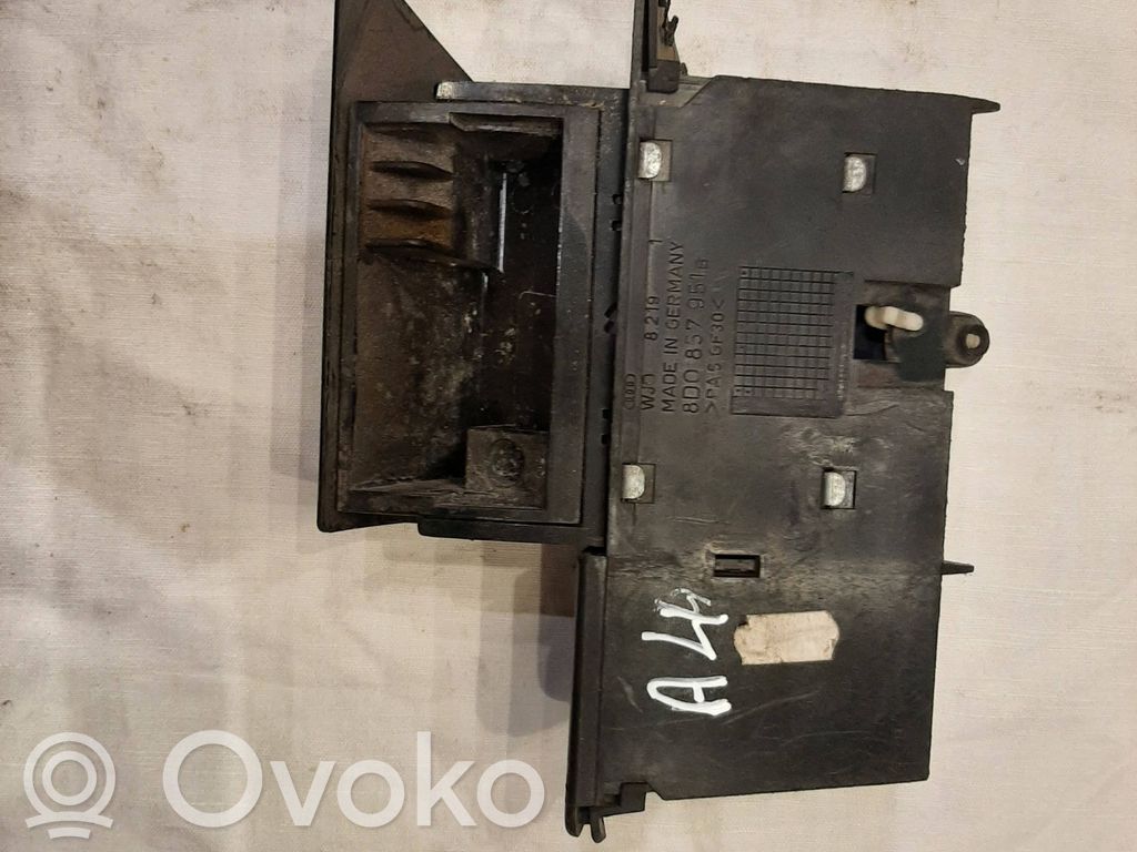 Audi A4 S4 B5 8D Popielniczka deski rozdzielczej 